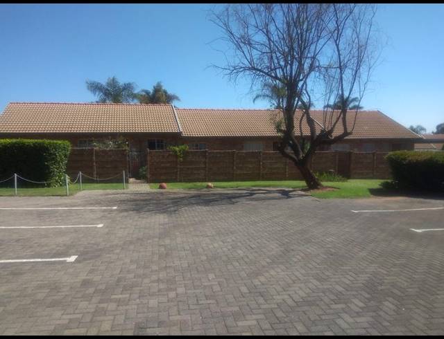 2 BEDROOM SIMPLEX FOR SALE IN ROOIHUISKRAAL NORTH